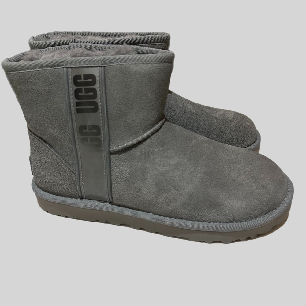 NWOT UGG Classic Mini Side Logo Boots